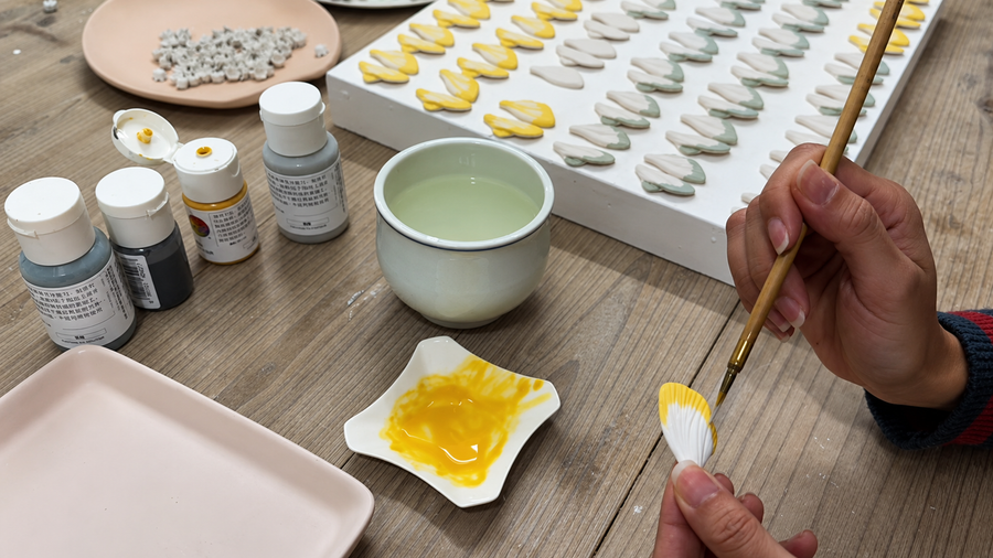 Hand painting porcelain jewelry