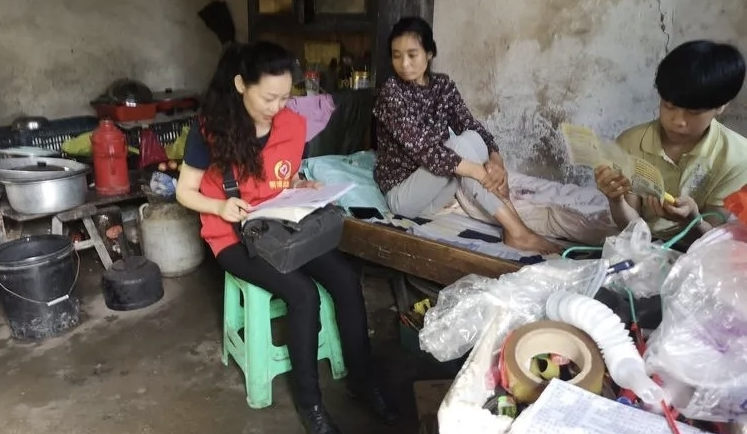 Community visit for children education support through ZELIN ART founder giving